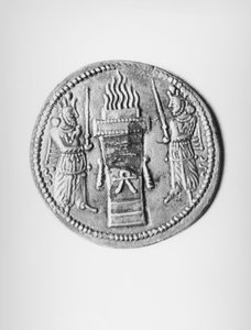 Rewers monety Szapur II (310-79) przedstawiający ołtarz ofiarny, Sassanian (srebro) (zobacz 142415 dla awersu)