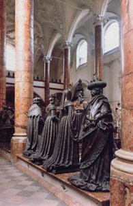 Grób Maksymiliana I (1459-1519) widok czterech brązowych figur żałobników, prawdopodobnie przodków, krewnych lub rówieśników, wzór przypisywany Gilgowi Sesselschreibera autorstwa Peter (workshop of) Vischer