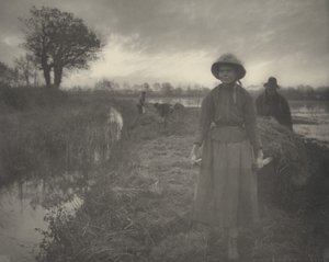 Poling the Marsh Hay, 1886. Twórcy: Dr Peter Henry Emerson, Thomas Frederick Goodall. autorstwa Peter Henry Emerson, Thomas Frederick Goodall
