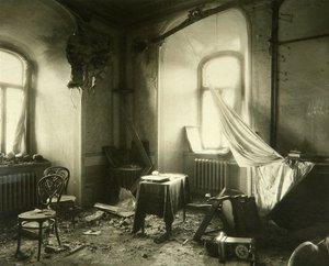 Rewolucja rosyjska 1917: Wnętrze monastyru Chudov na Kremlu po bombardowaniu w listopadzie 1917. Zdjęcie Piotra Pietrowicza Pawłowa (1860-1925) autorstwa Petr Petrovich Pavlov