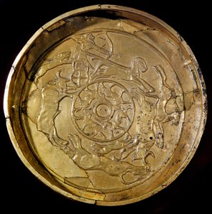 Sztuka fenicka: złoty talerz zdobiony królewską sceną polowania. Od Ras Shamra (Ugarit lub Ougarit) XIV wiek p.n.e. Średnica 19 cm Paryż, Luwr autorstwa Phoenician