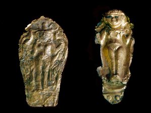 Sztuka fenicka: dwie złote statuetki wybijają z lewej strony boginię Isztar (Inanna lub Astarte) na talerzu, z prawej bogini płodności z uniesionymi ramionami z Tink El Beida w Syrii. XV w.-XII w. p.n.e. Paryskie Muzeum Luwru