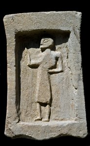 Sztuka fenicka: Punicka stela nagrobna w gresie z reliefem o charakterze spacerowym. Z wykopalisk Motia (Motia, Mozzia lub Motia). VI wiek p.n.e. Tunis, Musee du Bardo Tunezja