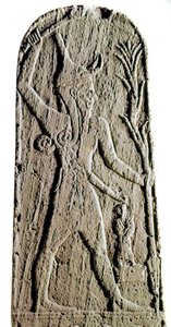 Sztuka fenicka: wapienna stela boga Baala w błyskawicy. (Boży wojownik chroniący króla) Rzeźba z XIX lub XVIII wieku p.n.e. Z Ras Shamra (Ugarit lub Ougarit) Dim 142 cm Paryż, Musee du Louvre