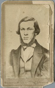 Nikołaj Aleksandrowicz Dobrolyubov 1836-1861, Między 1865 a 1900 autorstwa Photo studio Wesenberg