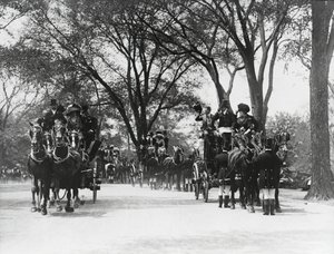 Coaching, Central Park (zdjęcie czarno-białe) autorstwa Photographer American