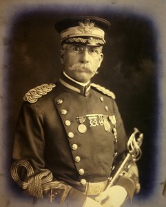 Niezidentyfikowany oficer armii amerykańskiej, ok. 1900 (zdjęcie czarno-białe)