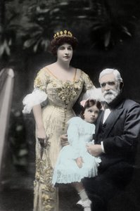Australijska piosenkarka Nellie (Nelly) Melba (1861-1931) z ojcem i niezidentyfikowaną małą dziewczynką. Melbourne, fotografia z początku XX wieku