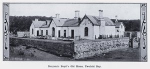 Stary dom Benjamina Boyda, Twofold Bay (zdjęcie czarno-białe) autorstwa Photographer Australian