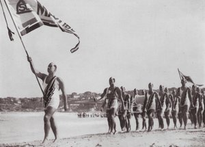 Przeszłość marca ratowników, znajoma scena na każdej australijskiej plaży (zdjęcie czarno-białe) autorstwa Photographer Australian