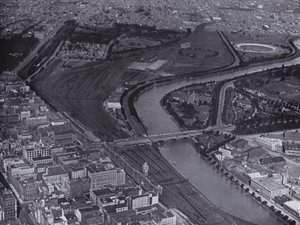 Melbourne: Widok z lotu ptaka na Jolimont Railway Yards i rzekę Yarra, ukazujący niewielki fragment miasta i Richmond w oddali (zdjęcie czarno-białe) autorstwa Photographer Australian