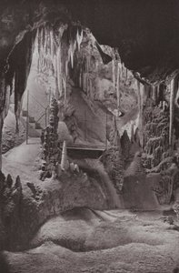 Scena w słynnych Jaskiniach Jenolan, Nowa Południowa Walia (zdjęcie czarno-białe) autorstwa Photographer Australian