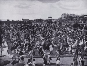 St Kilda Beach, popularny nadmorski kurort Melbourne, Pokazuje trawniki (zdjęcie czarno-białe) autorstwa Photographer Australian