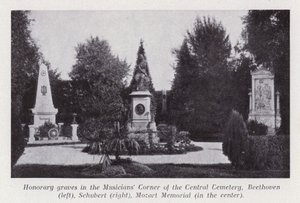 Groby honorowe w Kąciku Muzyków Cmentarza Centralnego, Beethoven (po lewej), Schubert (po prawej), Pomnik Mozarta (w środku) (zdjęcie czarno-białe)