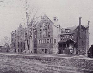 Kanada: Wycliffe College, Toronto (czarno-białe zdjęcie) autorstwa Photographer Canadian