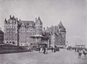 Chateau Frontenac i taras Dufferin (zdjęcie czarno-białe) autorstwa Photographer Canadian