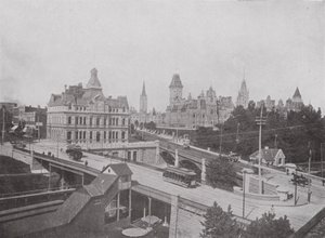 Mosty Dufferin i Saperów, budynki poczty i parlamentu, Ottawa (zdjęcie czarno-białe) autorstwa Photographer Canadian