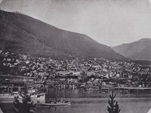 Nelson, zza rzeki Kootenay (zdjęcie czarno-białe) autorstwa Photographer Canadian