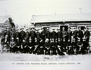 Oddział północno-zachodniej policji konnej „B” w Dawson, terytorium Jukonu, podczas gorączki złota w 1898 r. (zdjęcie czarno-białe)