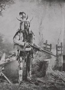 Kamienny Indianin w stroju wojennym (zdjęcie czarno-białe)