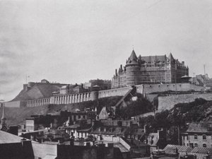 Zamek i Cytadela z Dolnego Miasta, Quebec (zdjęcie czarno-białe)