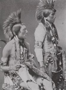 Dwóch odważnych Blackfootów (zdjęcie czarno-białe) autorstwa Photographer Canadian