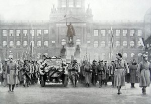 Czeskie wojska towarzyszą prezydentowi Thomasowi Masarykowi w Pradze, 25 grudnia 1918 (zdjęcie czarno-białe)