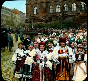 Młode kobiety w strojach narodowych, Plac Wacława, Praga, Czechosłowacja, ok. 1921 (zdjęcie)