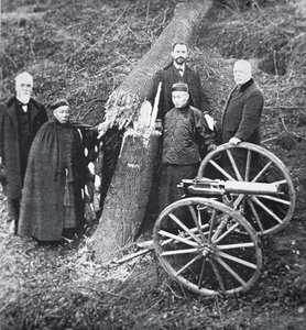Hiram Maxim demonstruje siłę swojej broni chińskim urzędnikom państwowym (zdjęcie czarno-białe) autorstwa Photographer English