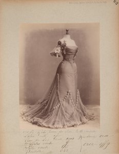 Strona albumu: House of Worth, suknia balowa autorstwa Photographer French
