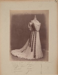 Strona albumu: House of Worth, suknia balowa autorstwa Photographer French