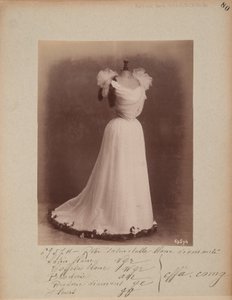 Strona albumu: House of Worth, suknia balowa autorstwa Photographer French