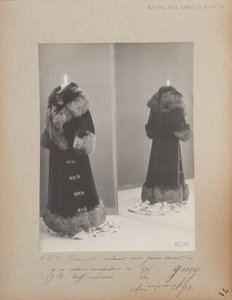 Strona albumu: House of Worth, płaszcz (Redingote) autorstwa Photographer French