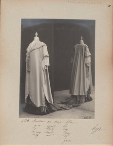 Strona albumu: House of Worth, Mantle autorstwa Photographer French