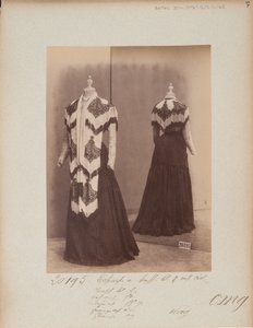 Strona albumu: House of Worth, peleryna na ramię autorstwa Photographer French