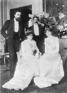 L-P: Ernest Rouart (1874-1942) i jego żona Julie Manet (1878-1967), Paul Valery (1871-1945) i jego żona Jeannie Gobillard (1877-1970), w dniu ich ślubu, maj 1900 (b/ na zdjęciu)