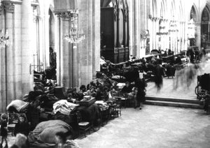 Ludzie szukający schronienia w katedrze w Caen, lipiec 1944 r. (zdjęcie czarno-białe) autorstwa Photographer French