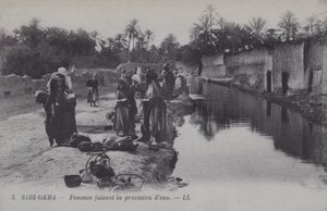 Kobiety zbierające wodę w Sidi-Okba, Algieria (zdjęcie czarno-białe) autorstwa Photographer French