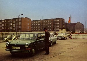 Zgodnie z Porozumieniem między Rządem NRD a Senatem Berlina Zachodniego goście .... (kolorowe zdjęcie) autorstwa Photographer German
