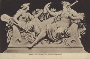 Alegoryczne postacie przedstawiające Ren i Mozelę na Nationaldenkmal, pomnik upamiętniający zjednoczenie Niemiec, Rudesheim nad Renem, Hesja (zdjęcie czarno-białe) autorstwa Photographer German