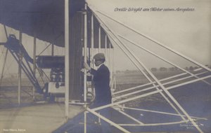 Amerykański lotnik Orville Wright podczas inspekcji silnika swojego samolotu (zdjęcie czarno-białe) autorstwa Photographer German