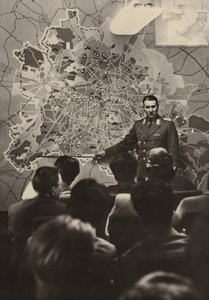 Oficer Narodowych Ludowych Sił Zbrojnych tłumaczy zagranicznym gościom przy Bramie Brandenburskiej konieczność budowy antyfaszystowskiego muru obronnego.... (zdjęcie czarno-białe) autorstwa Photographer German