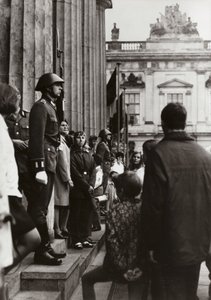 Pod Pomnikiem Ofiar Faszyzmu i Militaryzmu żołnierze Narodowego Ludowego Wojska Polskiego oddają cześć pionierom pokoju i socjalizmu (zdjęcie czarno-białe) autorstwa Photographer German