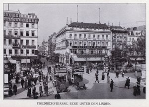 Berlin: Friedrichstrasse, róg Unter den Linden (zdjęcie czarno-białe) autorstwa Photographer German