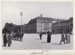 Berlin: Pariser Platz (zdjęcie czarno-białe) autorstwa Photographer German