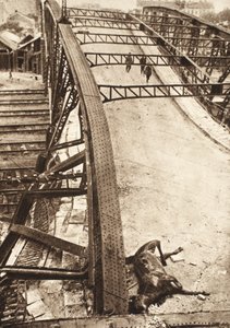 Przełom wojsk alianckich w Galicji Wschodniej: kładka nad torami kolejowymi wysadzonymi przez Rosjan w Tarnopolu (zdjęcie czarno-białe) autorstwa Photographer German