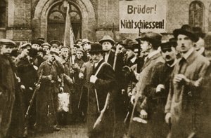 „Bracia, nie strzelajcie!”, protest w Berlinie, listopad 1918 (zdjęcie w sepii) autorstwa Photographer German