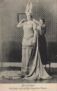 Brunhilda, najpiękniejsza i najwyższa niemiecka olbrzymka (zdjęcie czarno-białe)