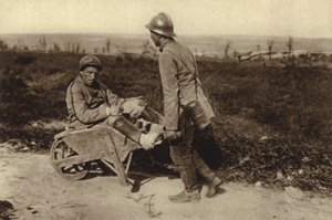 Pojmany francuski żołnierz przewożący swojego rannego towarzysza na taczce, I wojna światowa autorstwa Photographer German