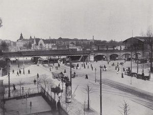 Charlottenburg, Hardenbergstrasse, Bahnhof Zoologischer Garten (zdjęcie czarno-białe) autorstwa Photographer German